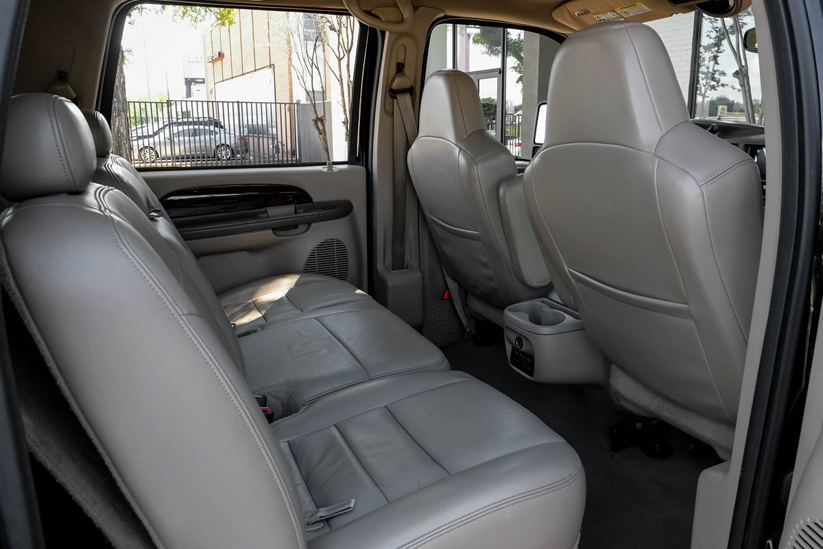 2004 Ford Excursion Limited photo 25