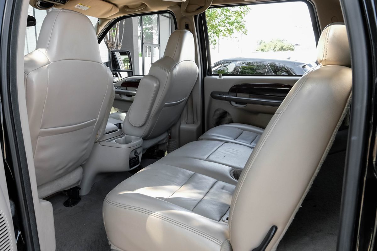 2004 Ford Excursion Limited photo 26