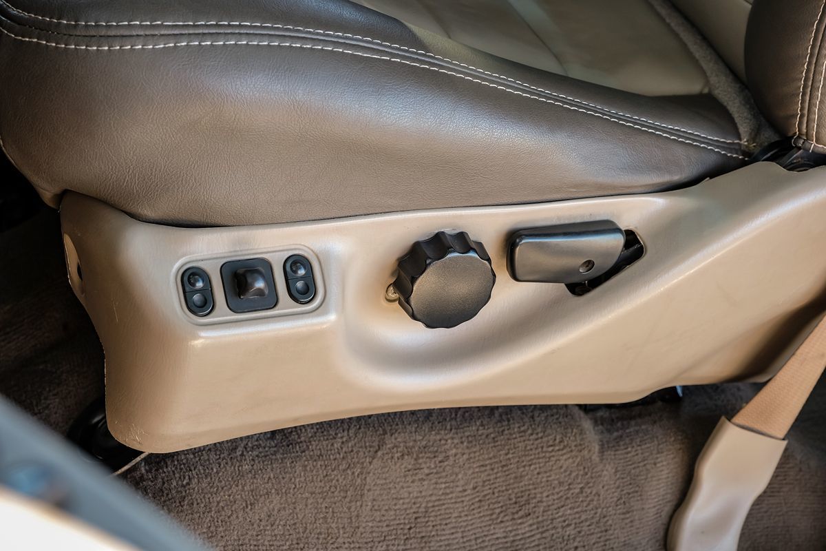 2004 Ford Excursion Eddie Bauer photo 24