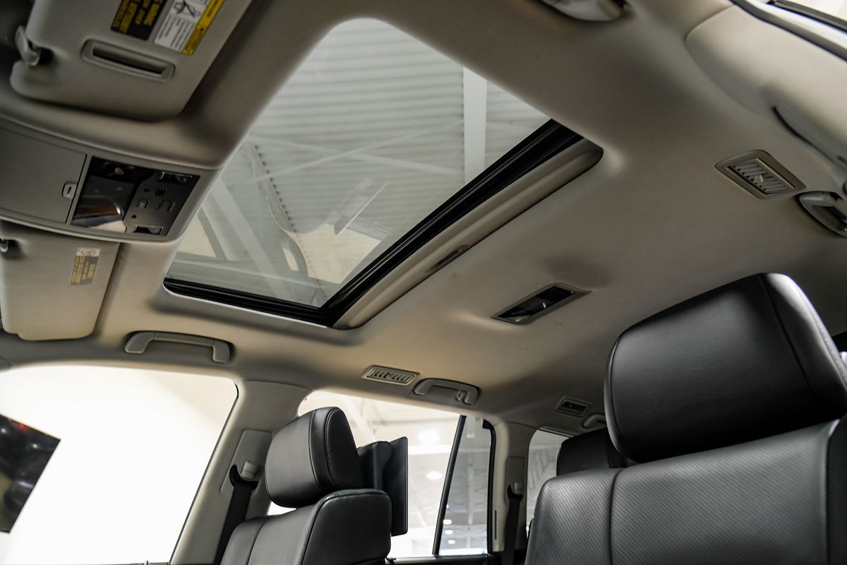 2017 Lexus LX 570 photo 4