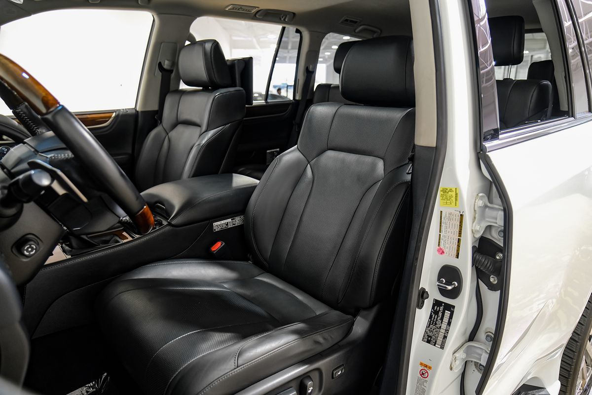 2017 Lexus LX 570 photo 3