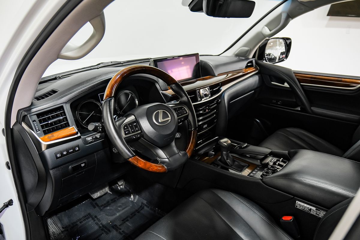 2017 Lexus LX 570 photo 2