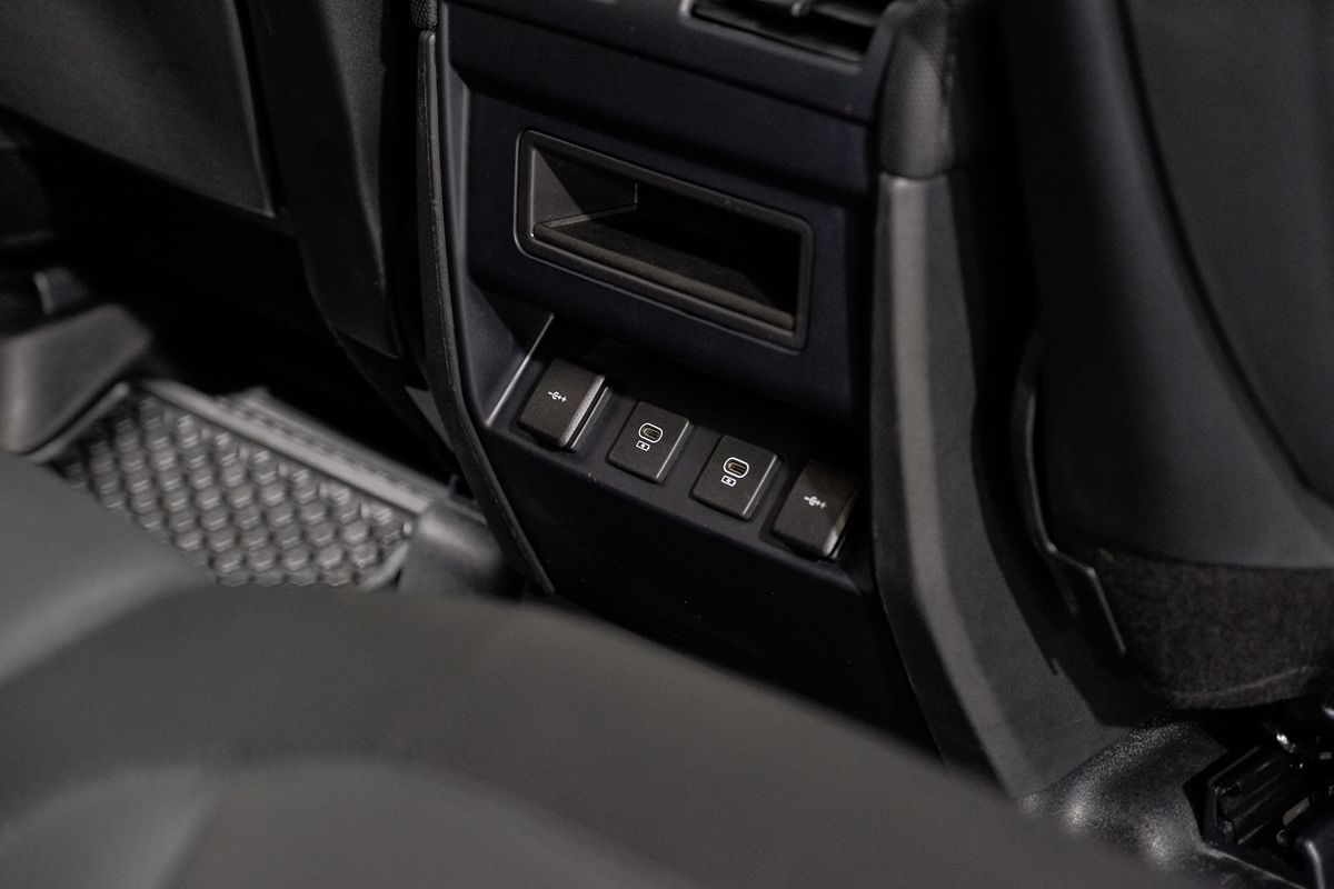 2022 Land Rover Defender X-Dynamic SE photo 36