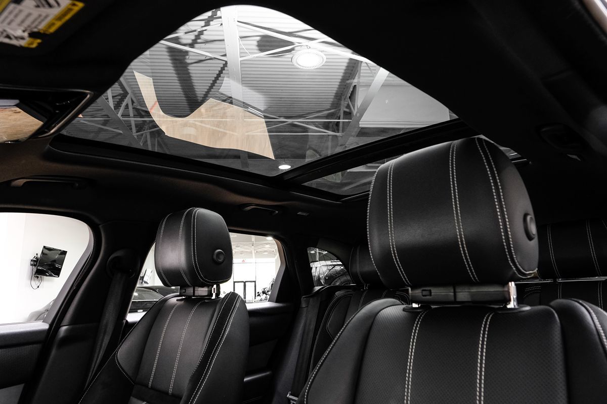 2018 Land Rover Range Rover Velar R-Dynamic SE photo 2