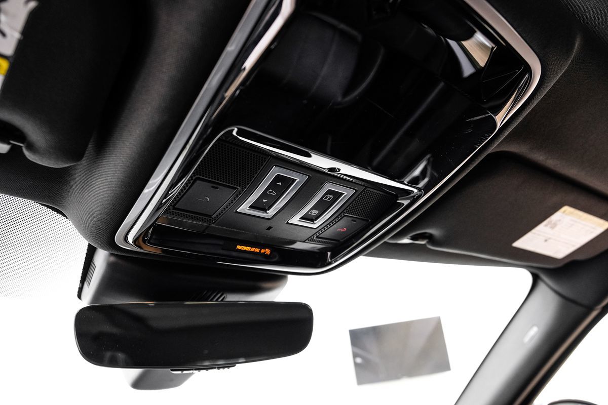 2018 Land Rover Range Rover Velar R-Dynamic SE photo 21