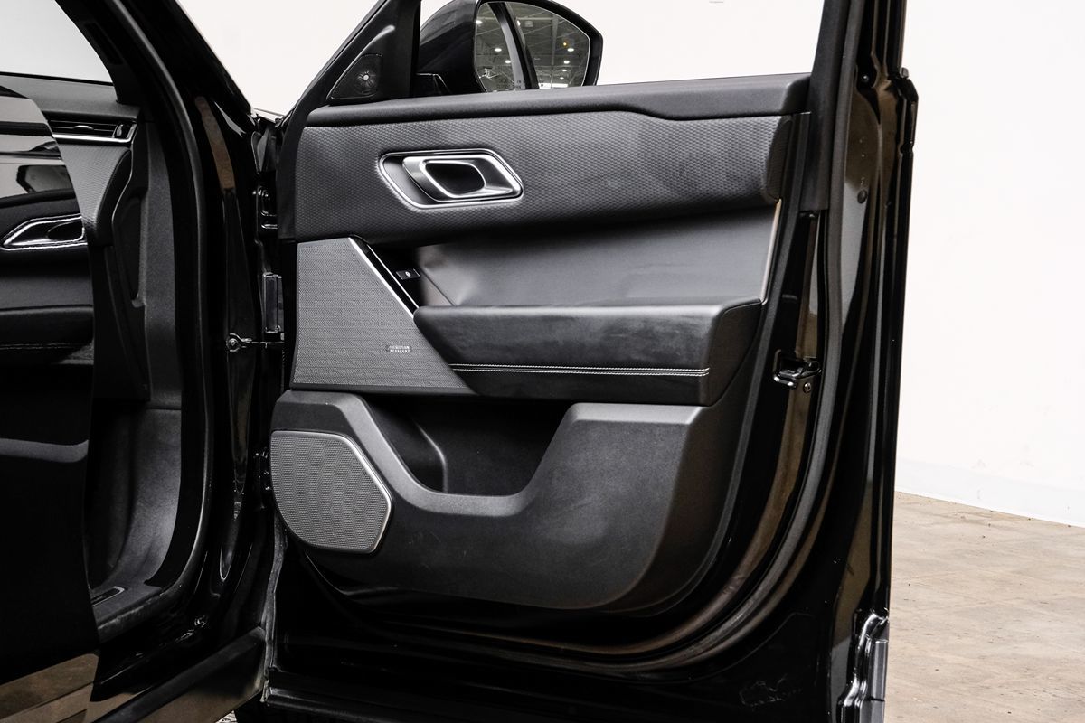 2018 Land Rover Range Rover Velar R-Dynamic SE photo 36