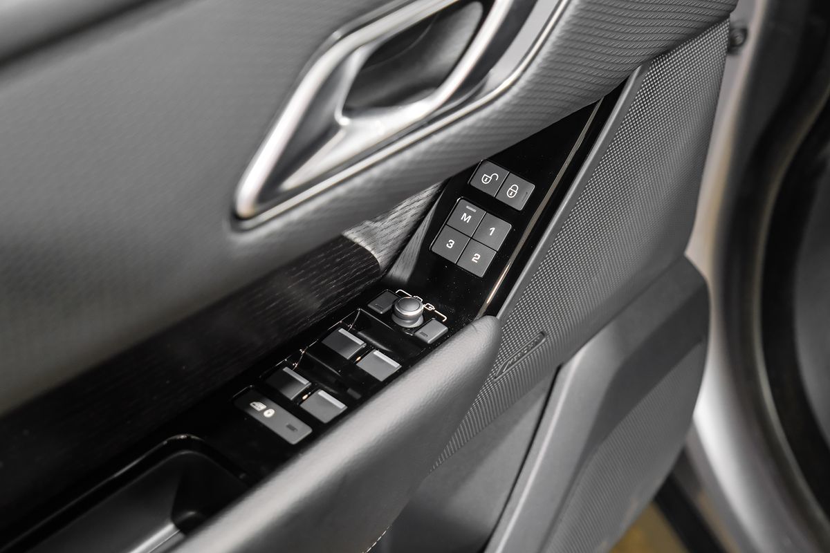 2020 Land Rover Range Rover Velar R-Dynamic S photo 37