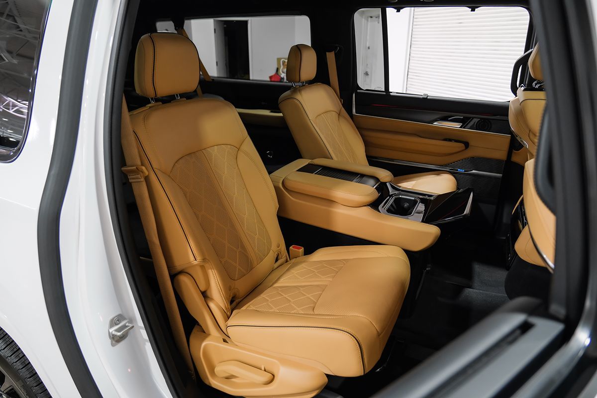 2024 Jeep Grand Wagoneer L III Obsidian photo 40