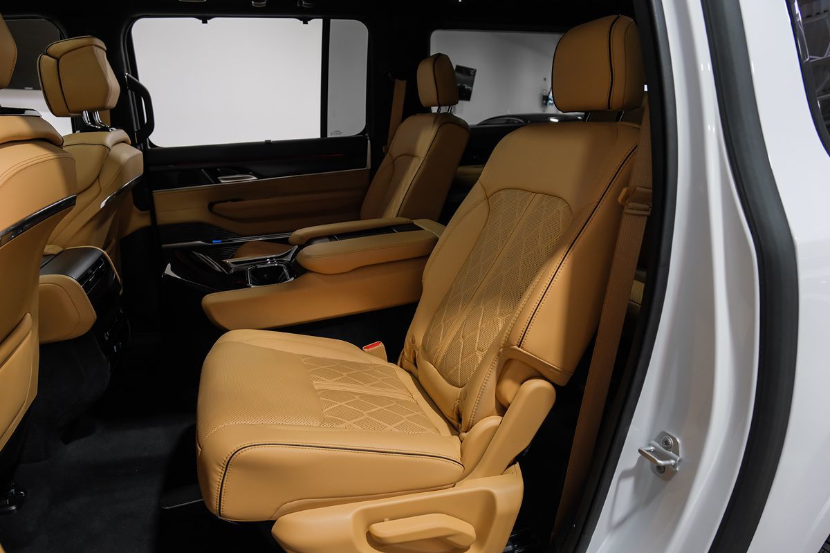 2024 Jeep Grand Wagoneer L III Obsidian photo 44