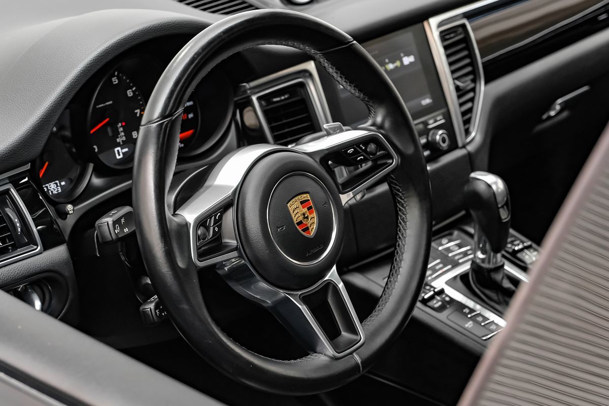 2017 Porsche Macan photo 13