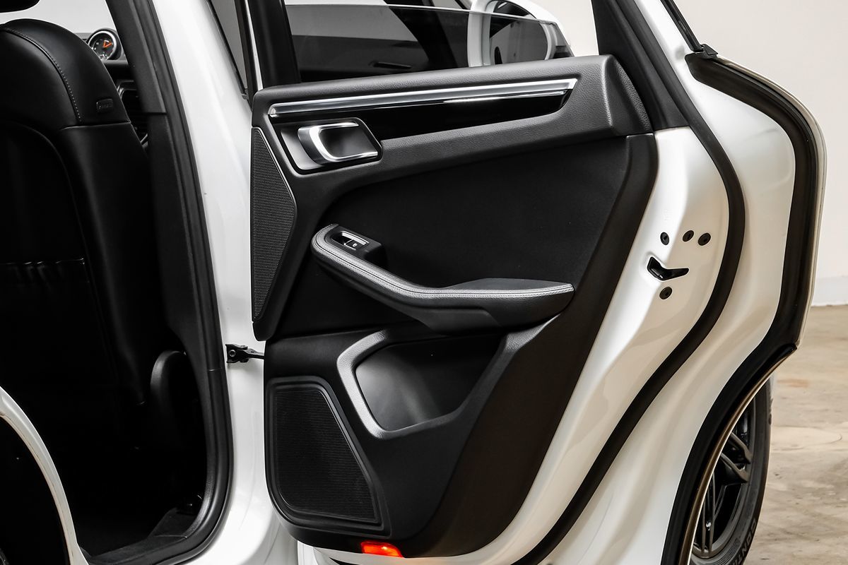 2017 Porsche Macan photo 37