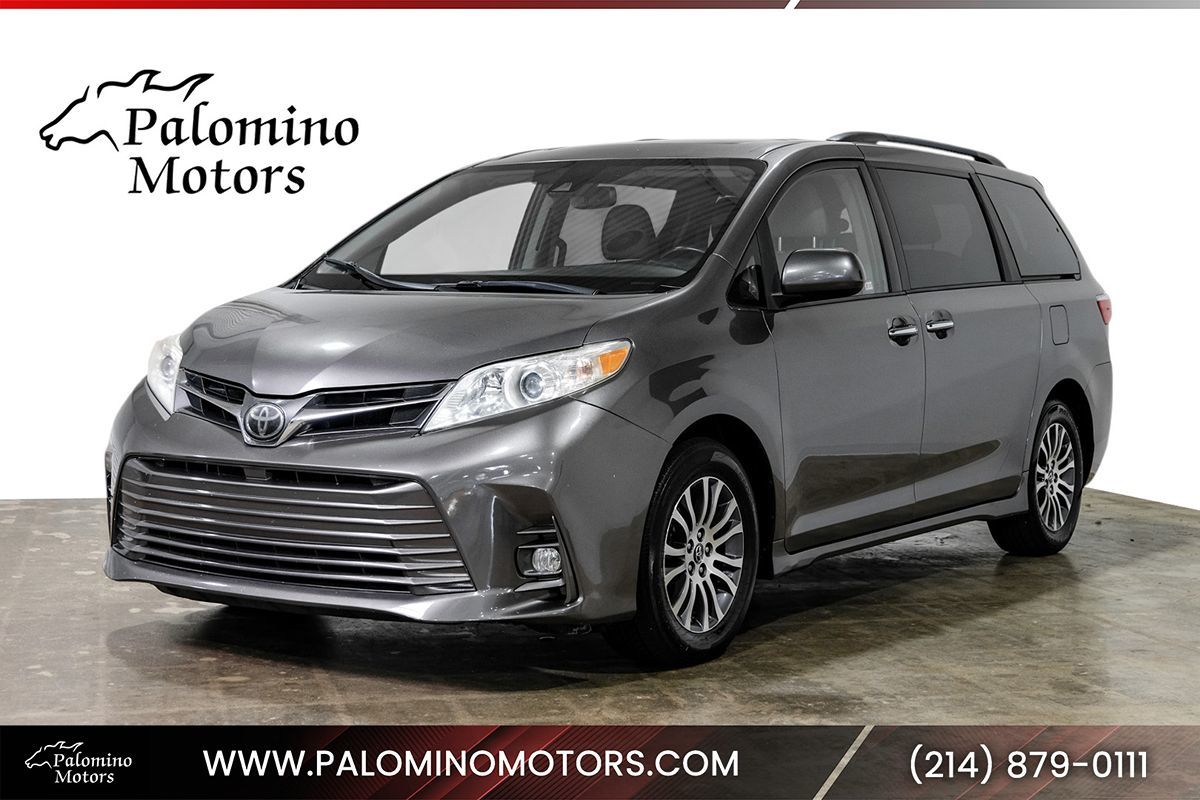 2018 Toyota Sienna XLE V6 8-Passenger's photo
