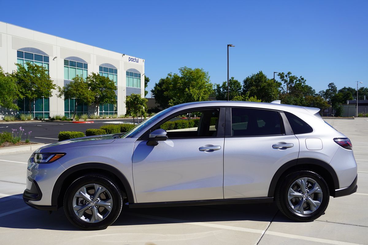 View vehicle photo 3