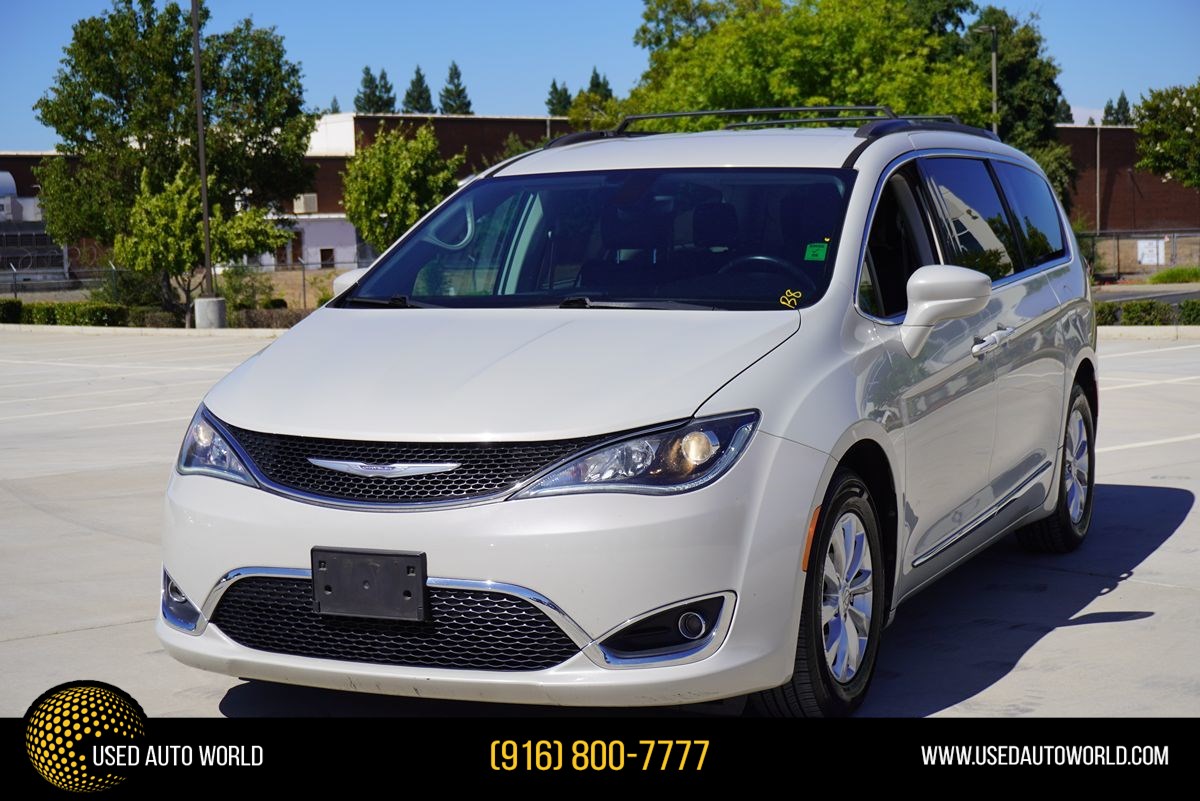 2017 Chrysler Pacifica Touring-L's photo