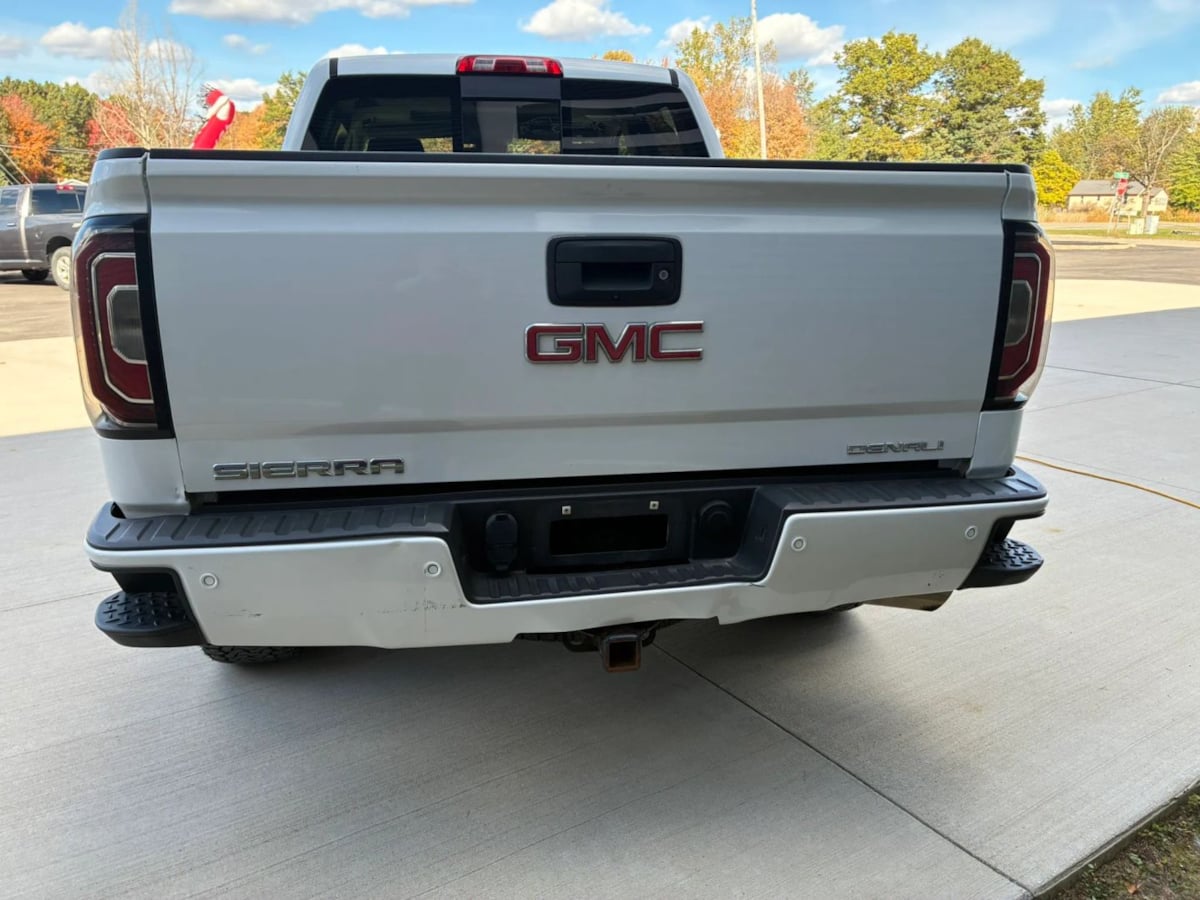 GMC Sierra photo 10