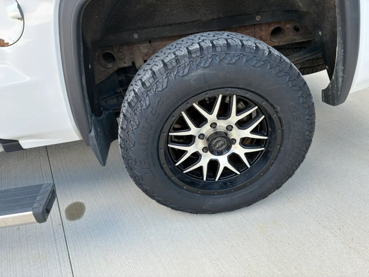 GMC Sierra photo 11