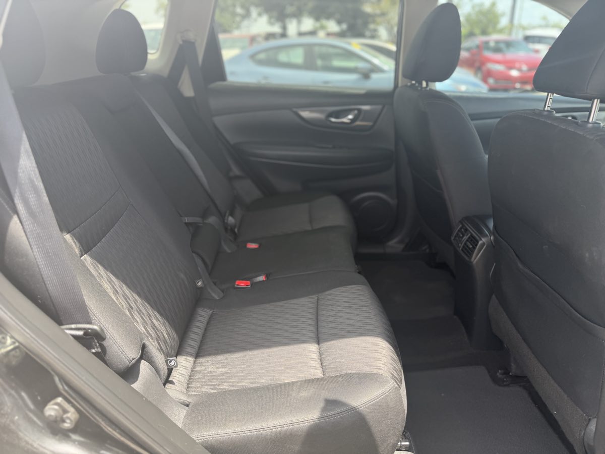 2018 Nissan Rogue SV - Photo 16