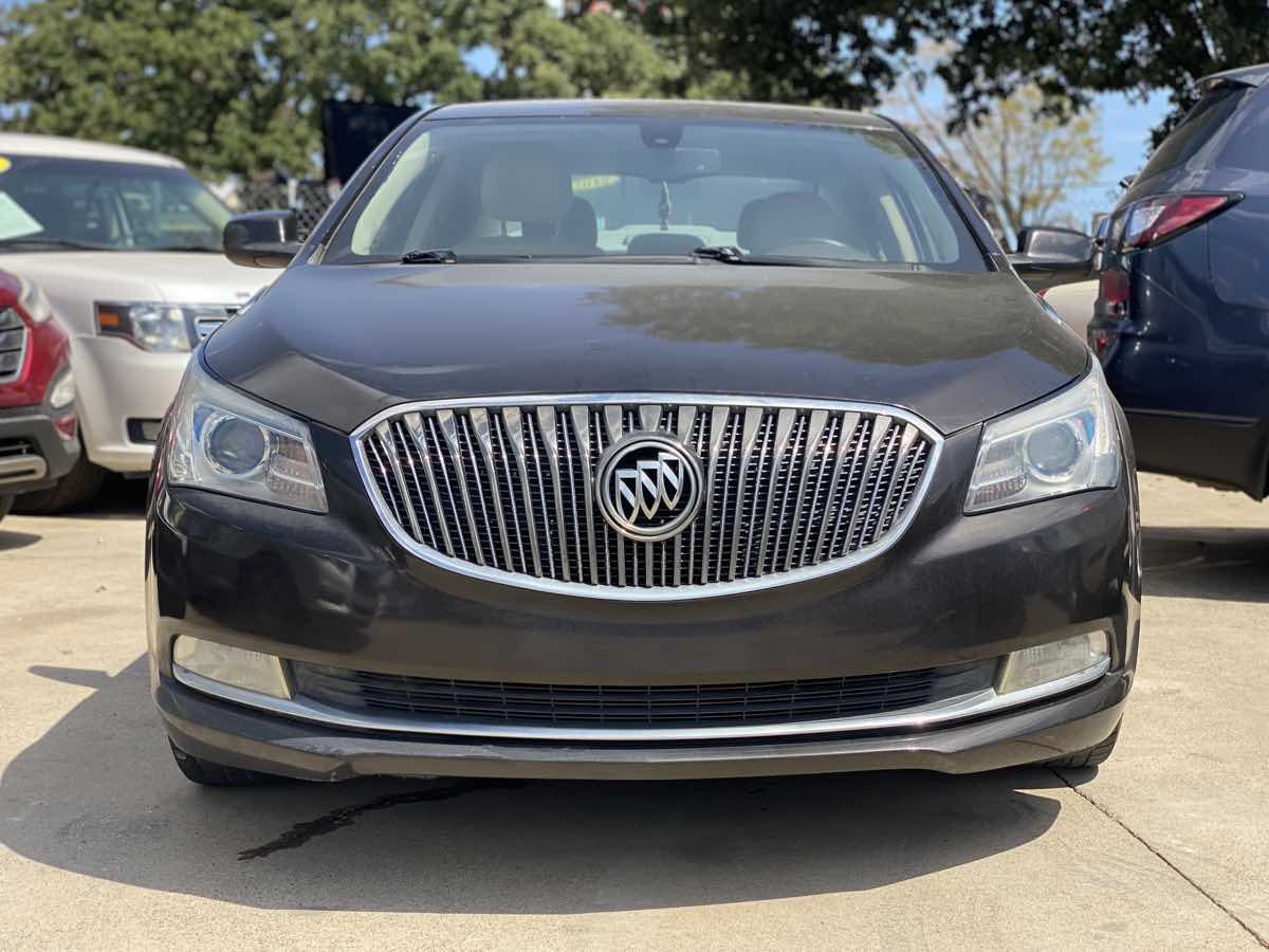 Photo 2 of this Buick LaCrosse