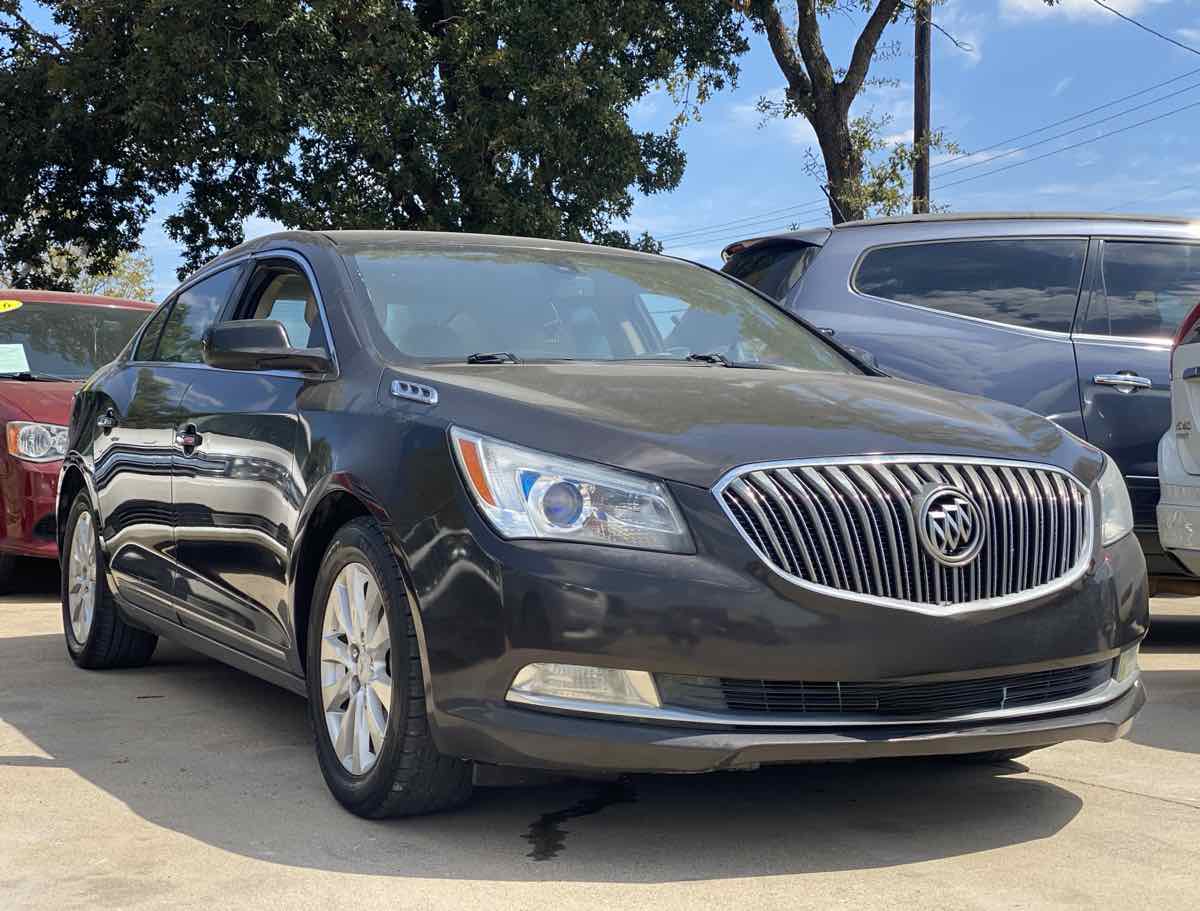 Photo 19 of this Buick LaCrosse