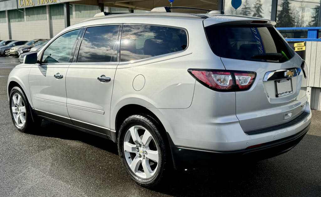 2016 Chevrolet Traverse 1LT photo 2