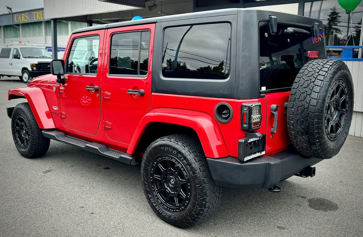 2013 Jeep Wrangler Unlimited Sahara photo 2