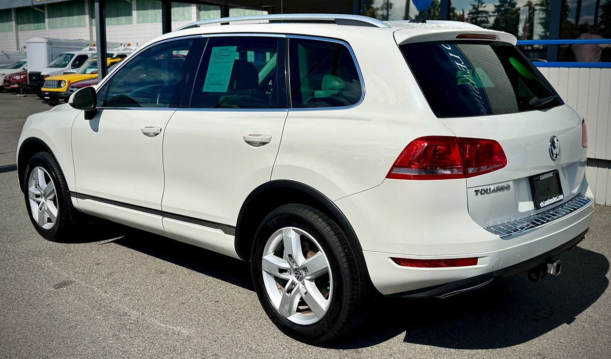 2011 Volkswagen Touareg Lux photo 2