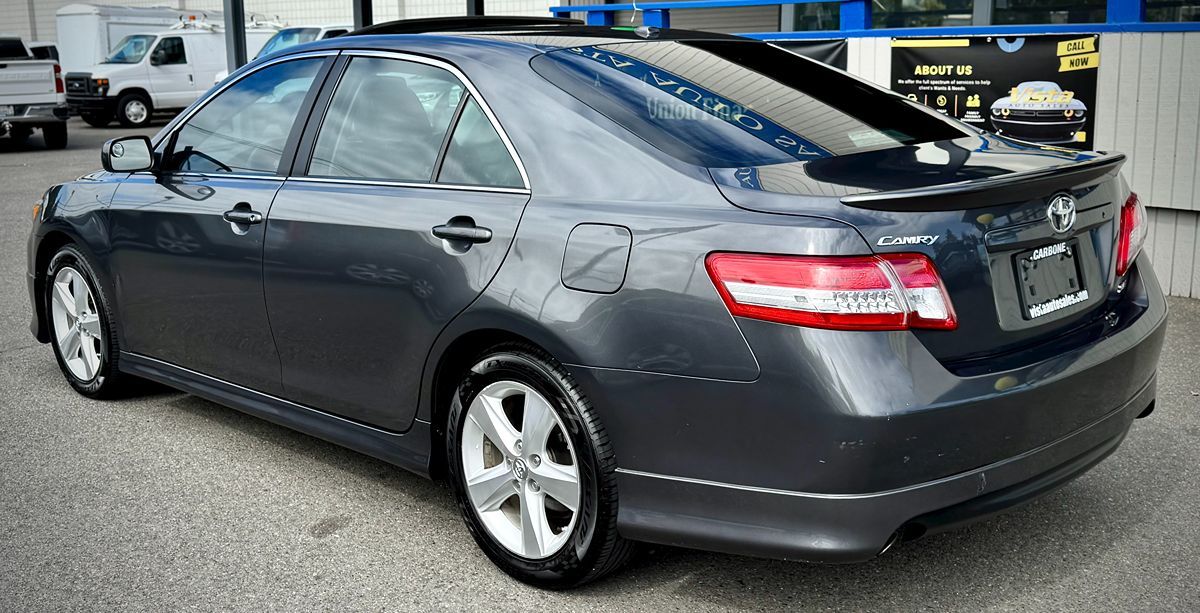 2011 Toyota Camry SE photo 2
