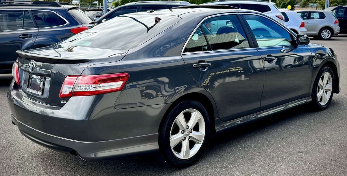 2011 Toyota Camry SE photo 4