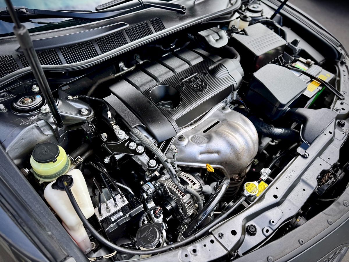 2011 Toyota Camry SE photo 7