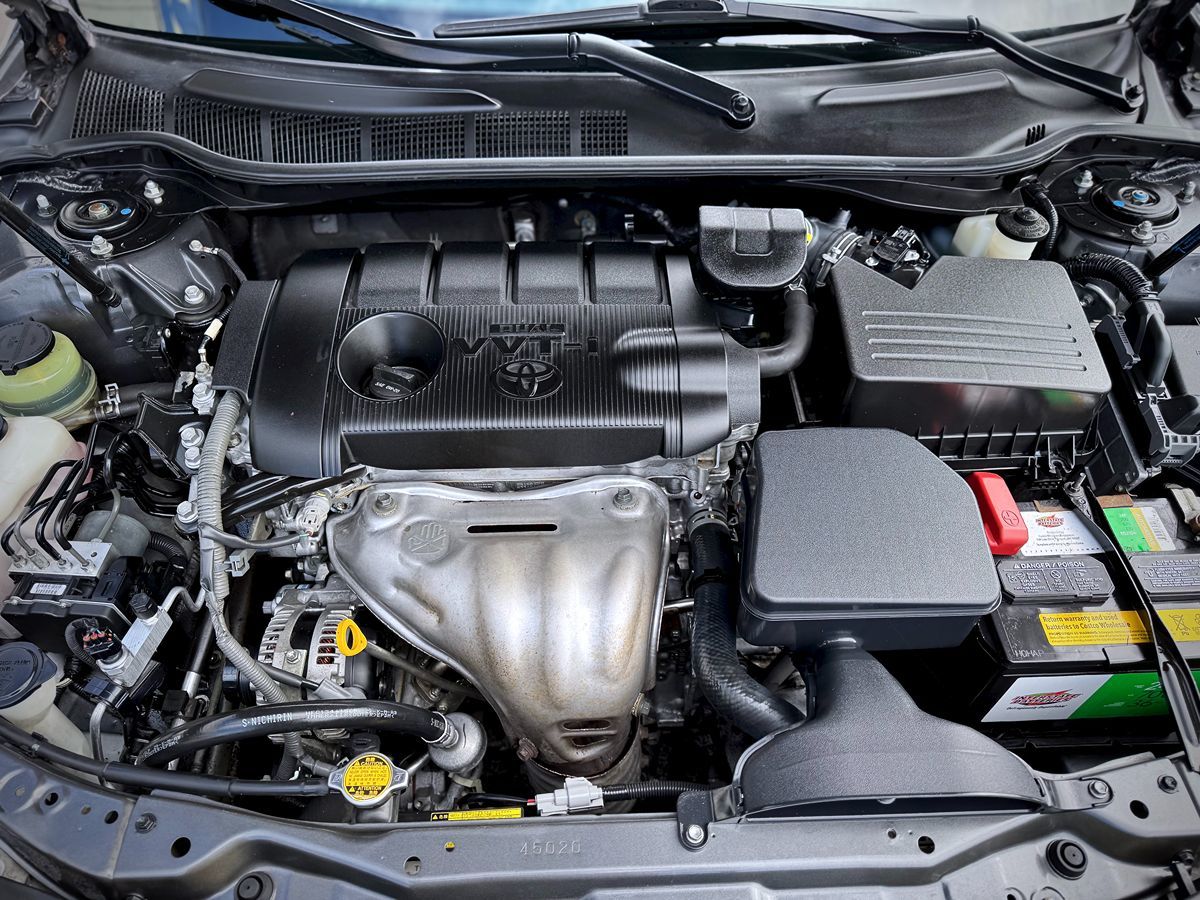 2011 Toyota Camry SE photo 8