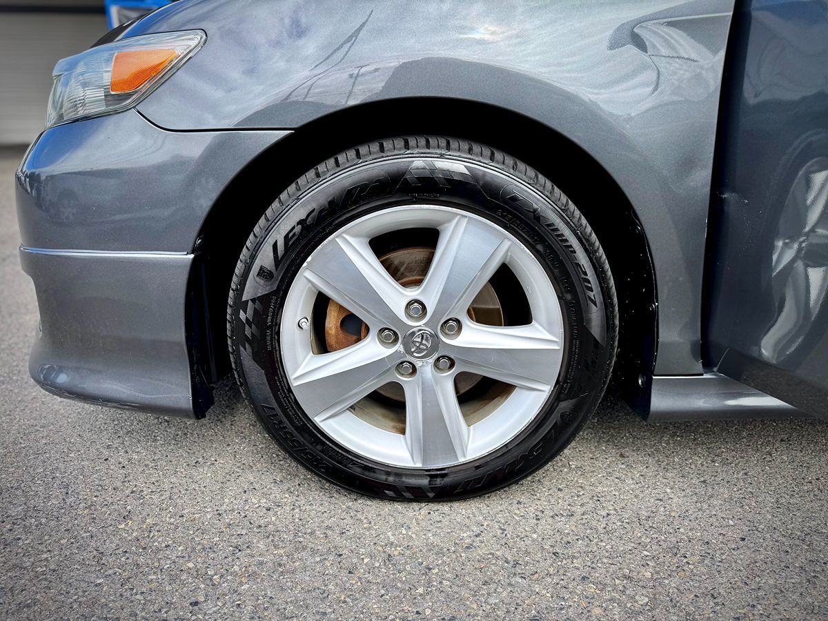 2011 Toyota Camry SE photo 9