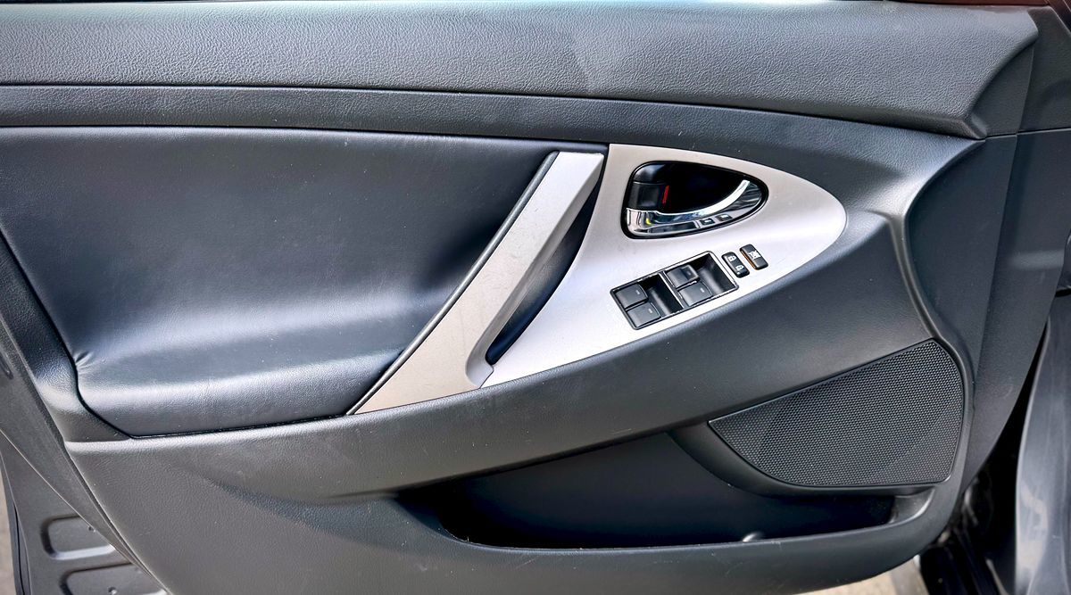 2011 Toyota Camry SE photo 10