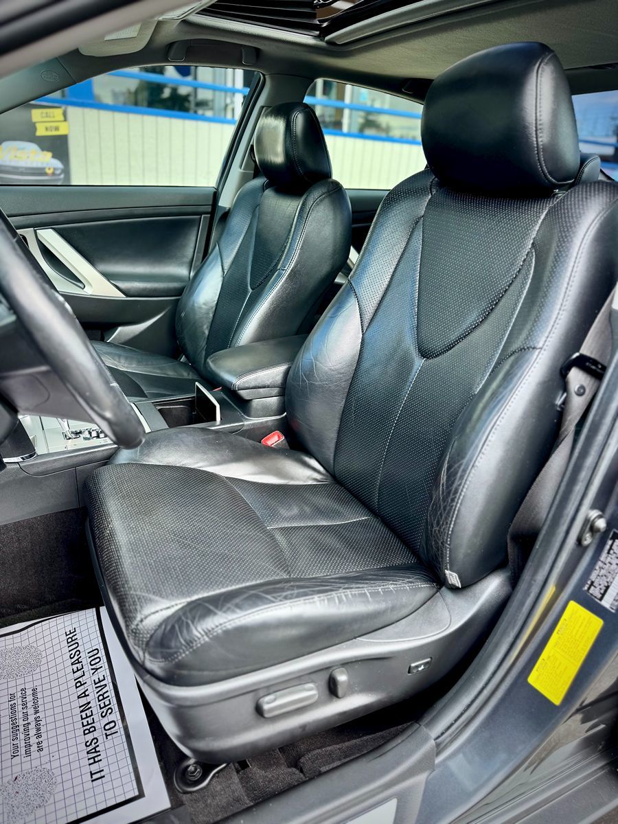 2011 Toyota Camry SE photo 12