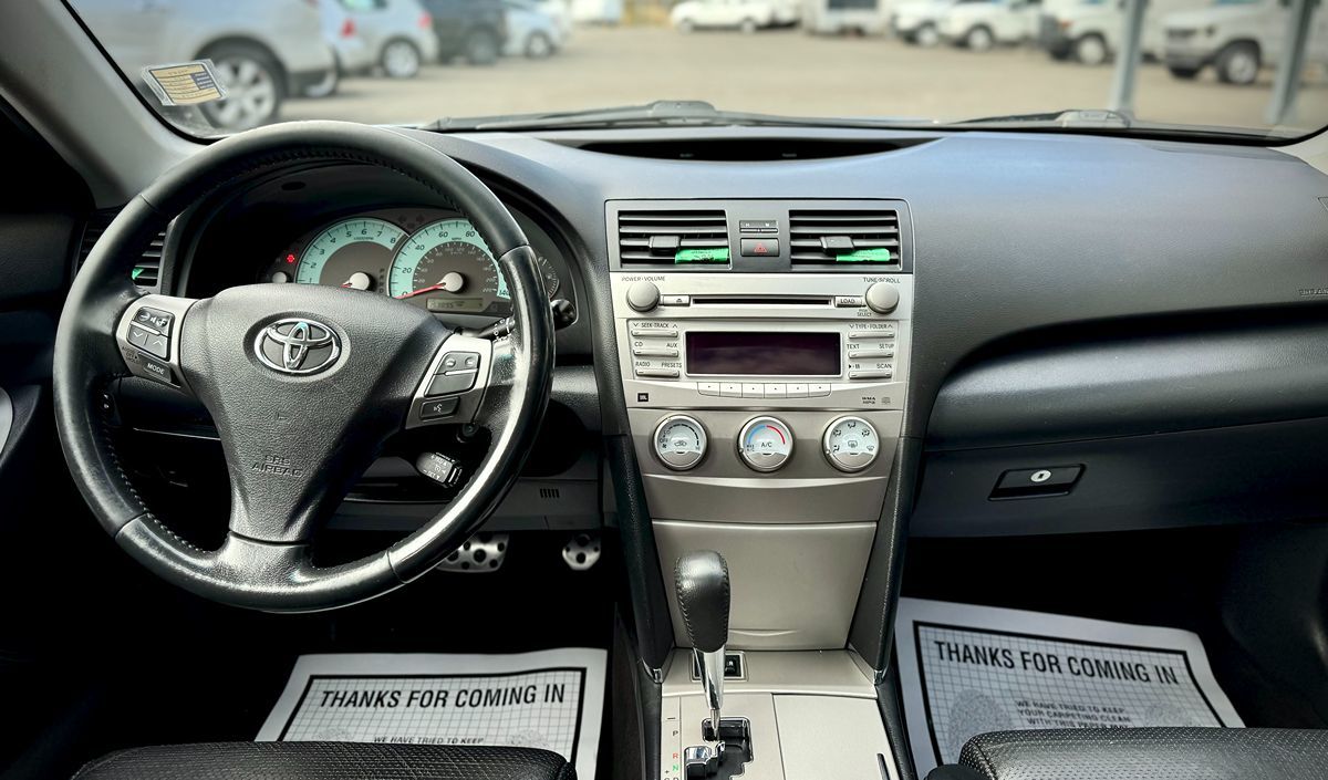 2011 Toyota Camry SE photo 14