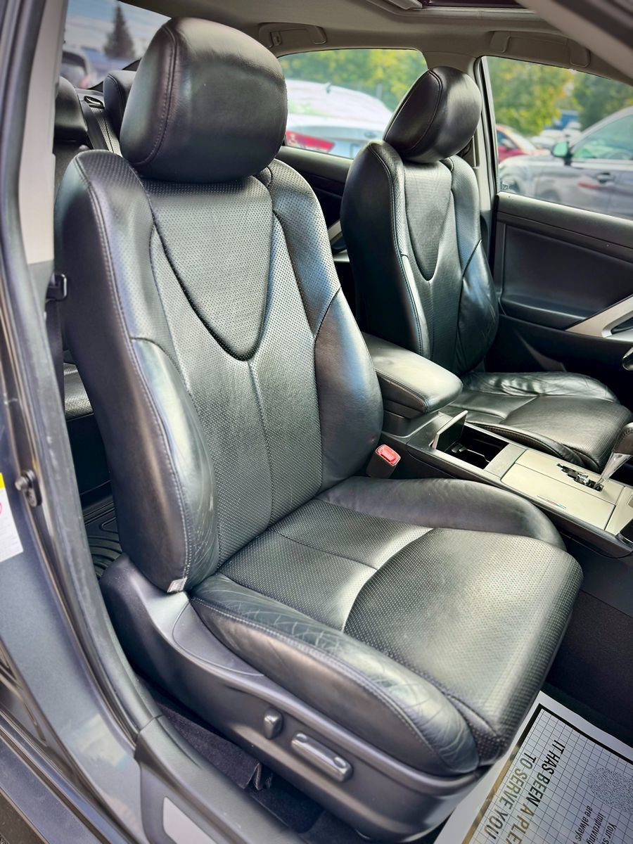 2011 Toyota Camry SE photo 17