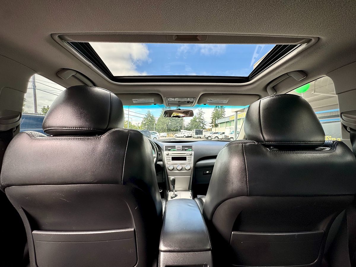 2011 Toyota Camry SE photo 15