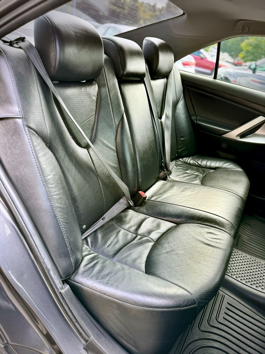 2011 Toyota Camry SE photo 16