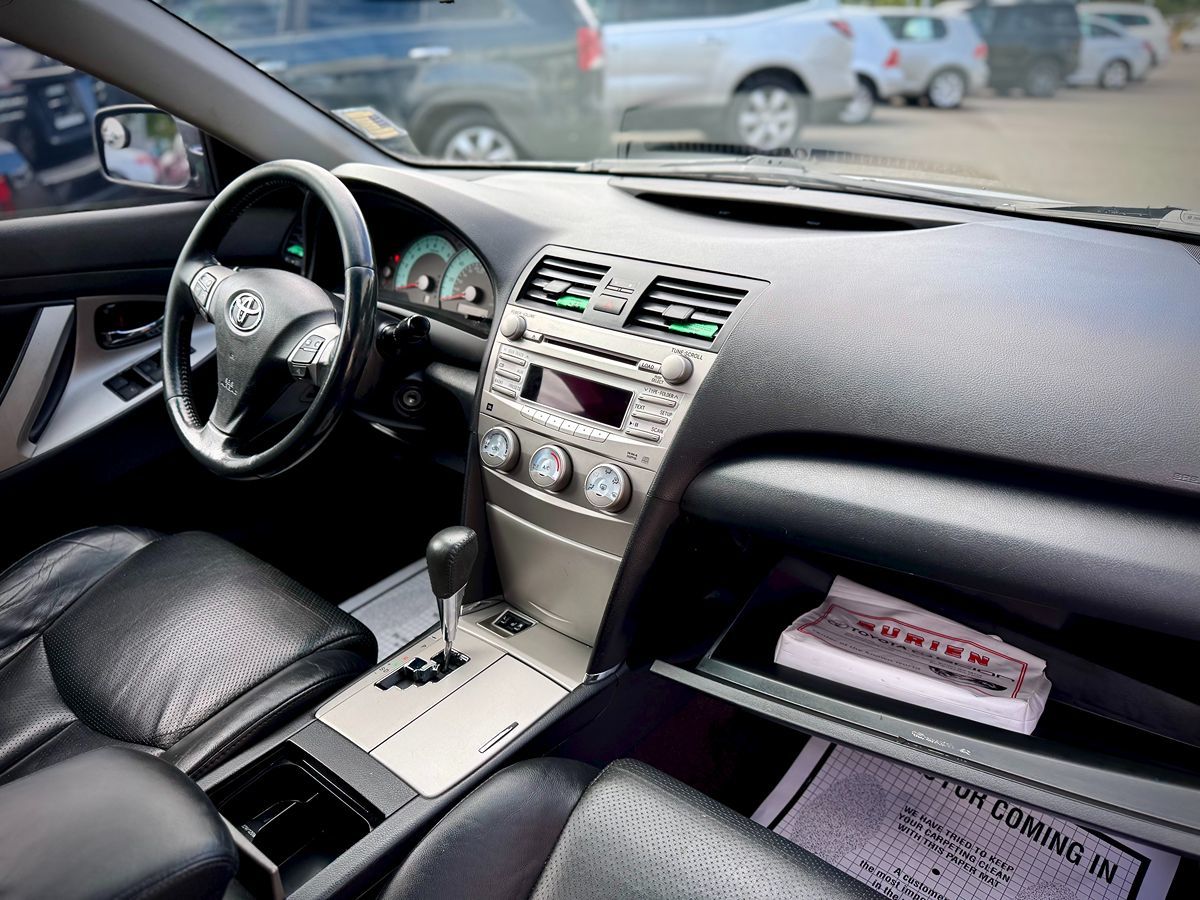 2011 Toyota Camry SE photo 18