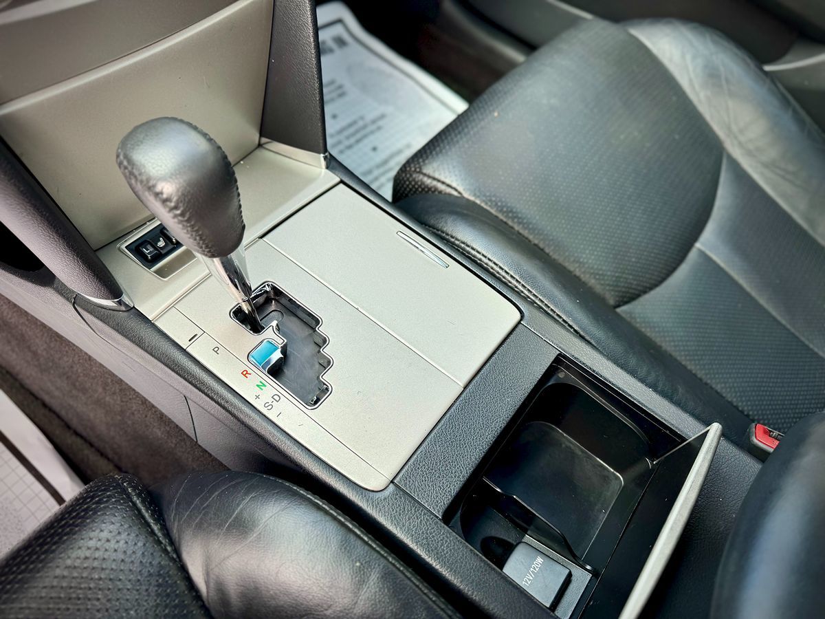 2011 Toyota Camry SE photo 19