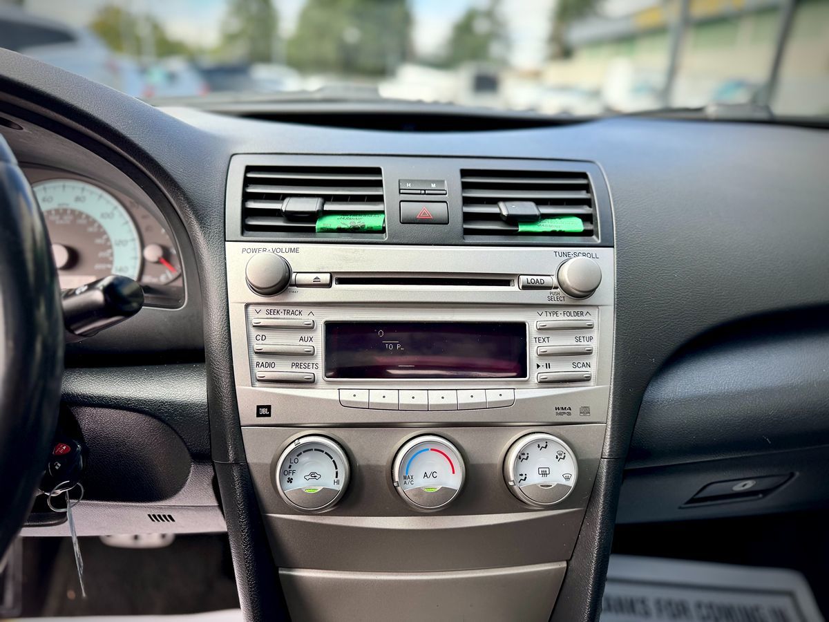 2011 Toyota Camry SE photo 20
