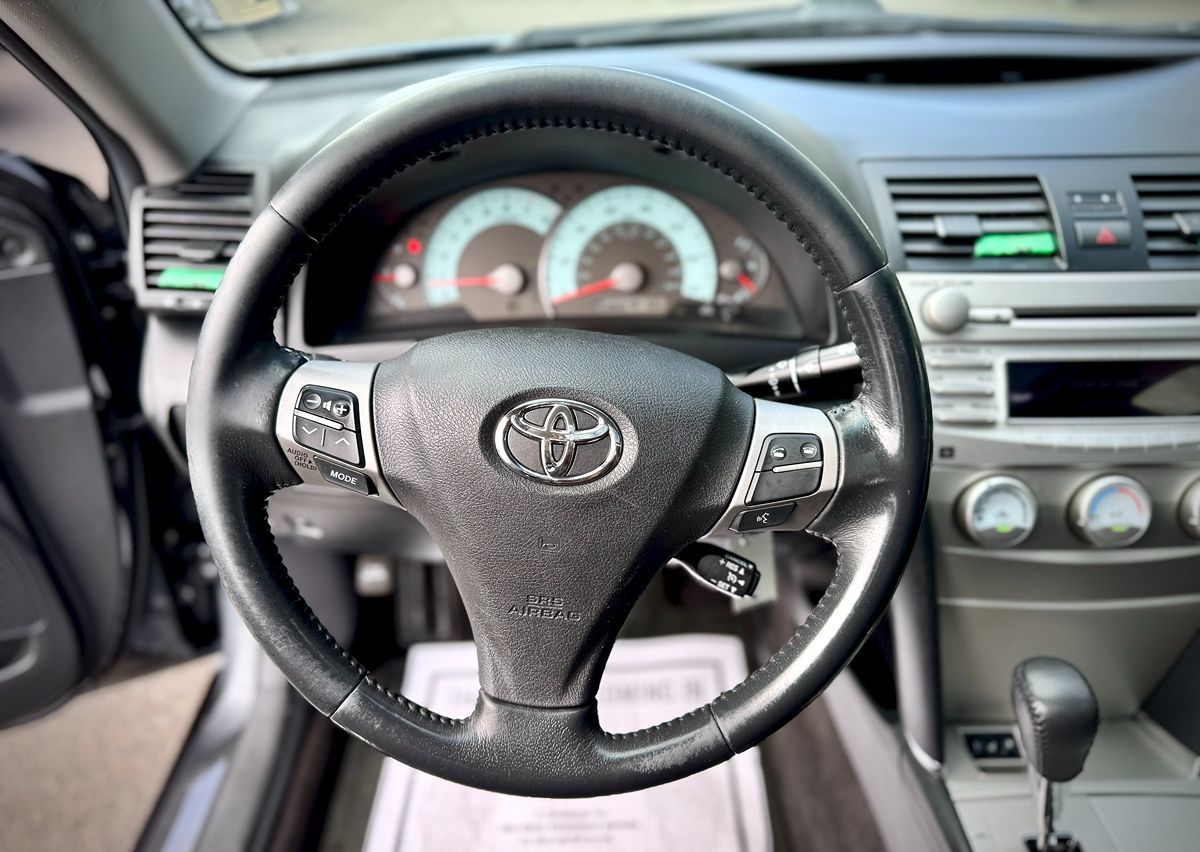 2011 Toyota Camry SE photo 21