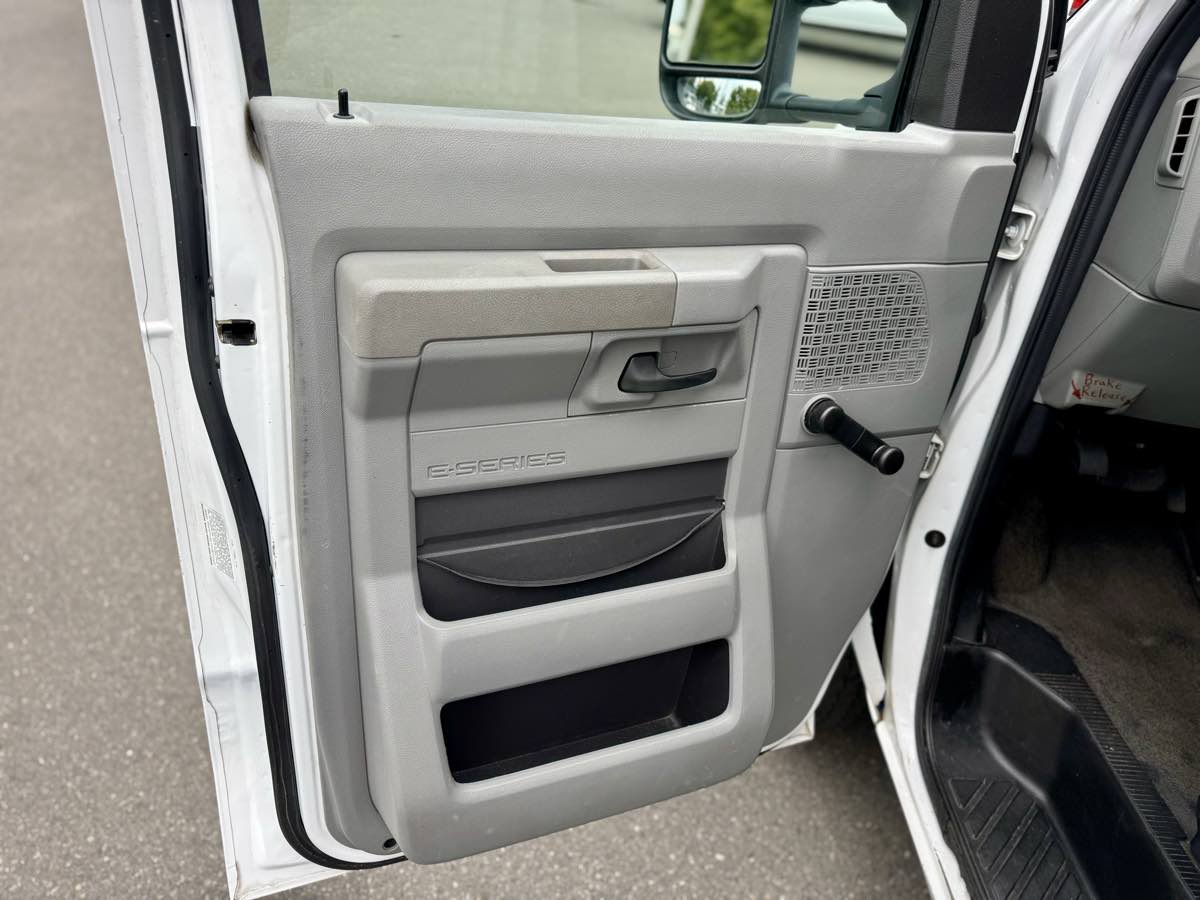 2010 Ford E-350 photo 10