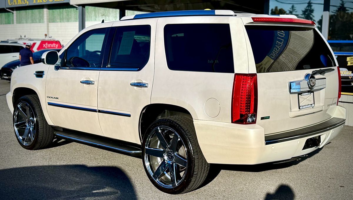 2012 Cadillac Escalade Luxury photo 2