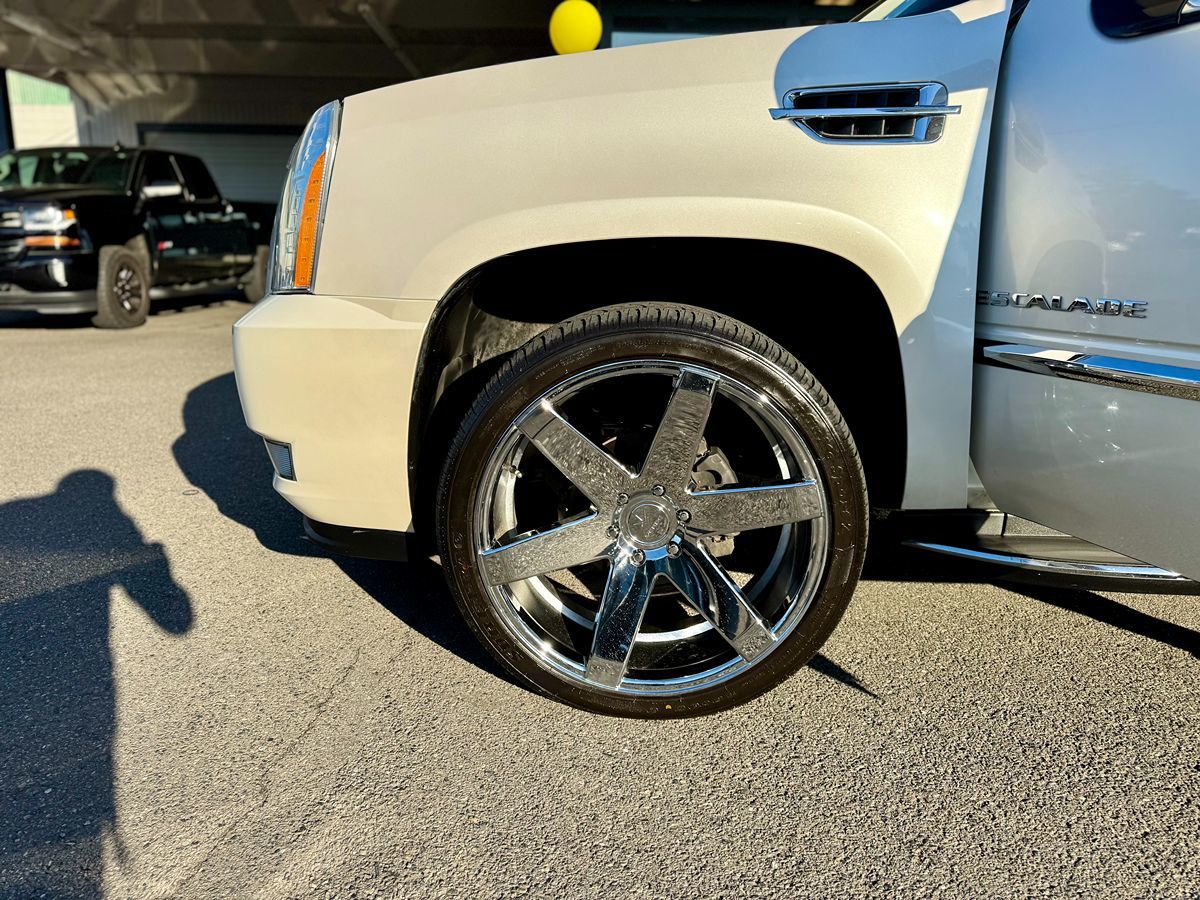 2012 Cadillac Escalade Luxury photo 11