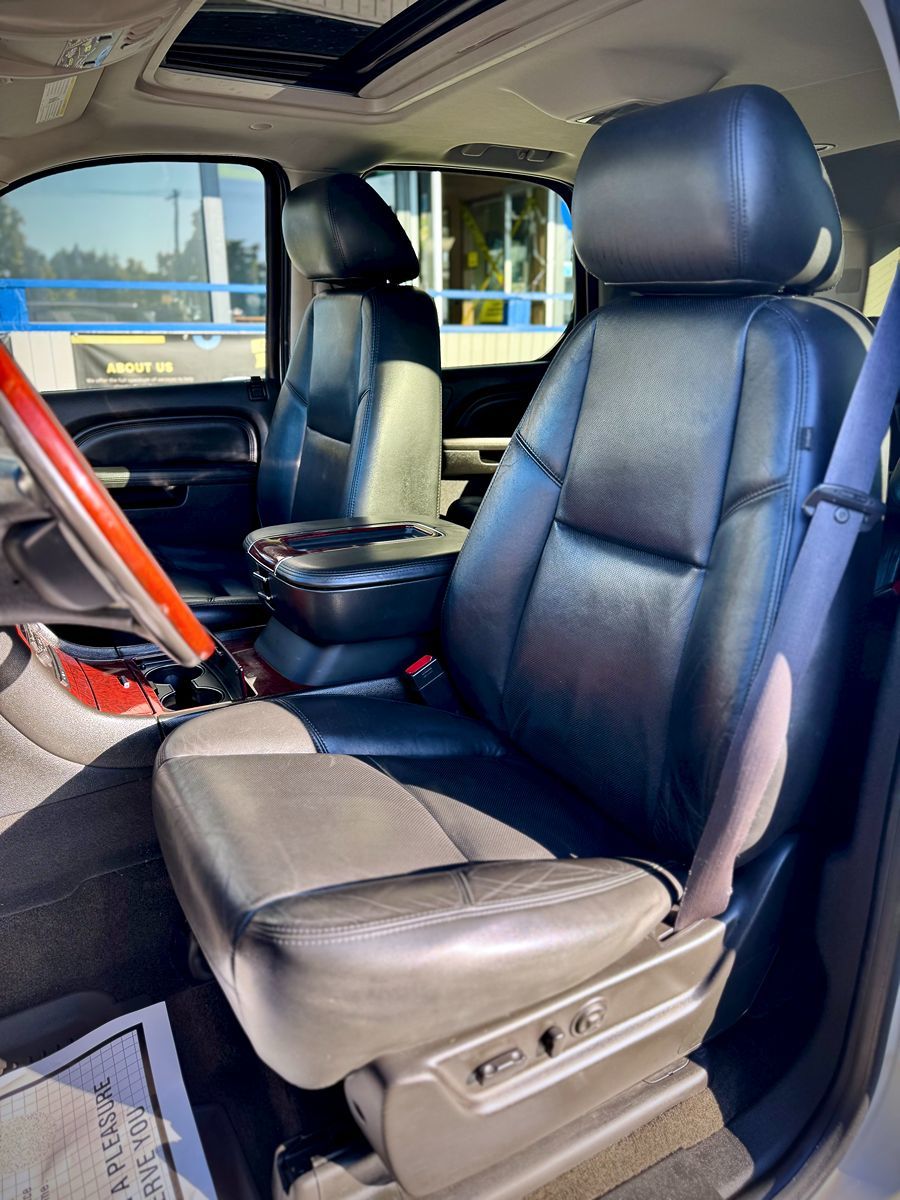 2012 Cadillac Escalade Luxury photo 14