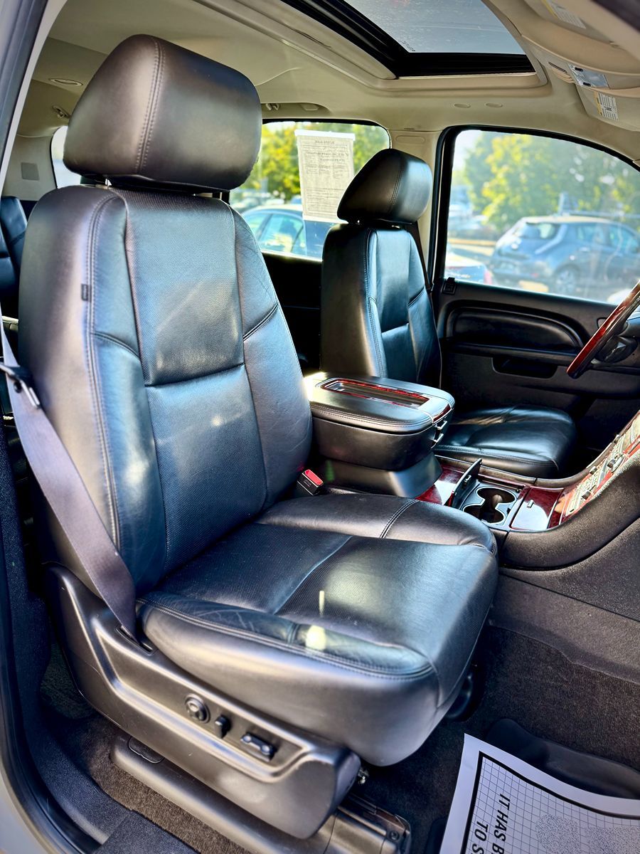 2012 Cadillac Escalade Luxury photo 19