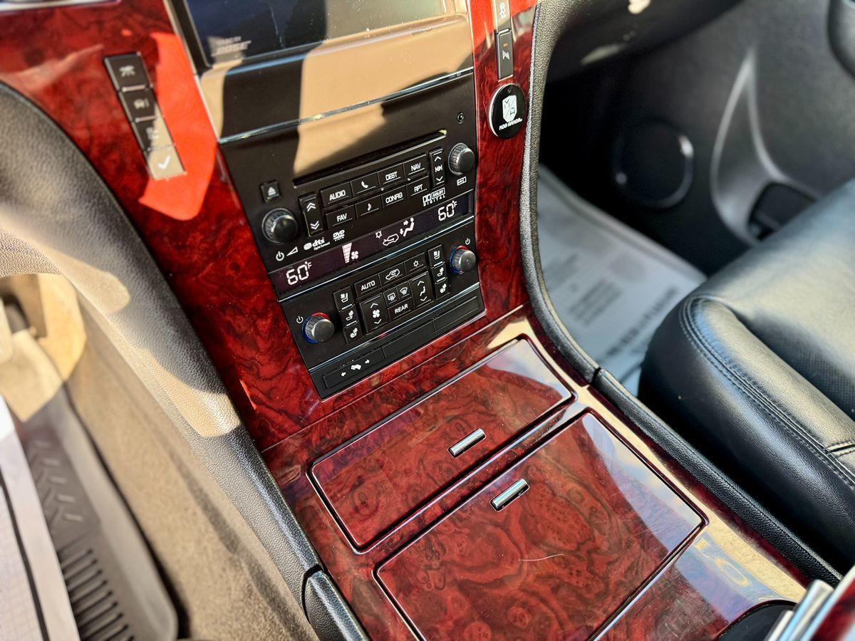 2012 Cadillac Escalade Luxury photo 21