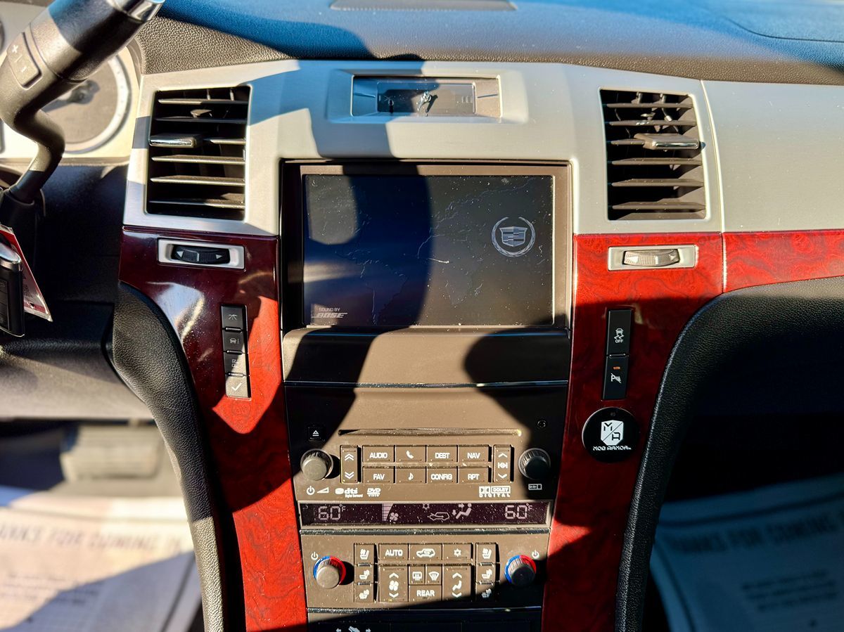 2012 Cadillac Escalade Luxury photo 22