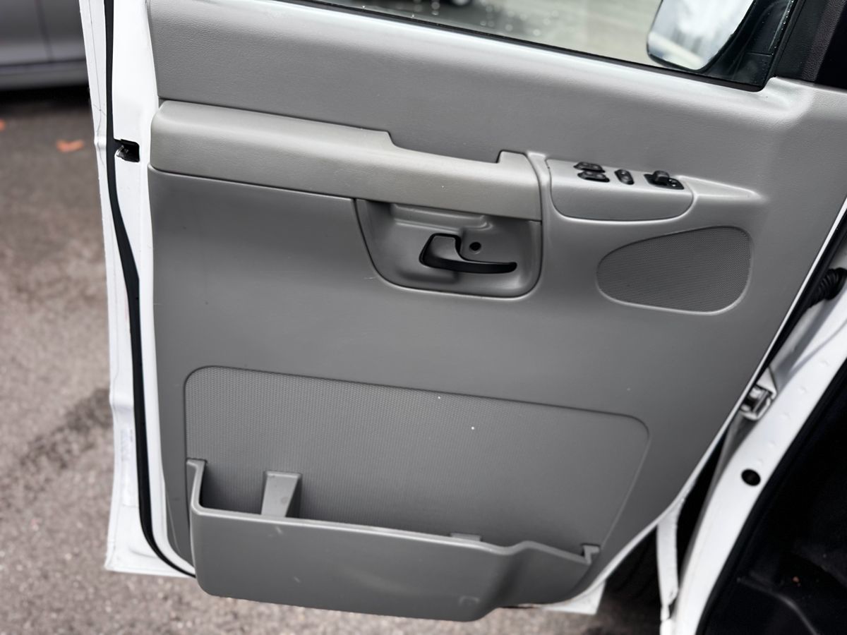 2007 Ford E-250 photo 9