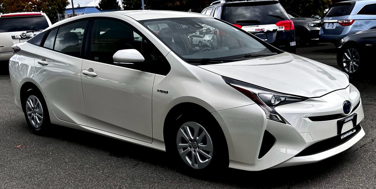 2017 Toyota Prius One Two photo 3